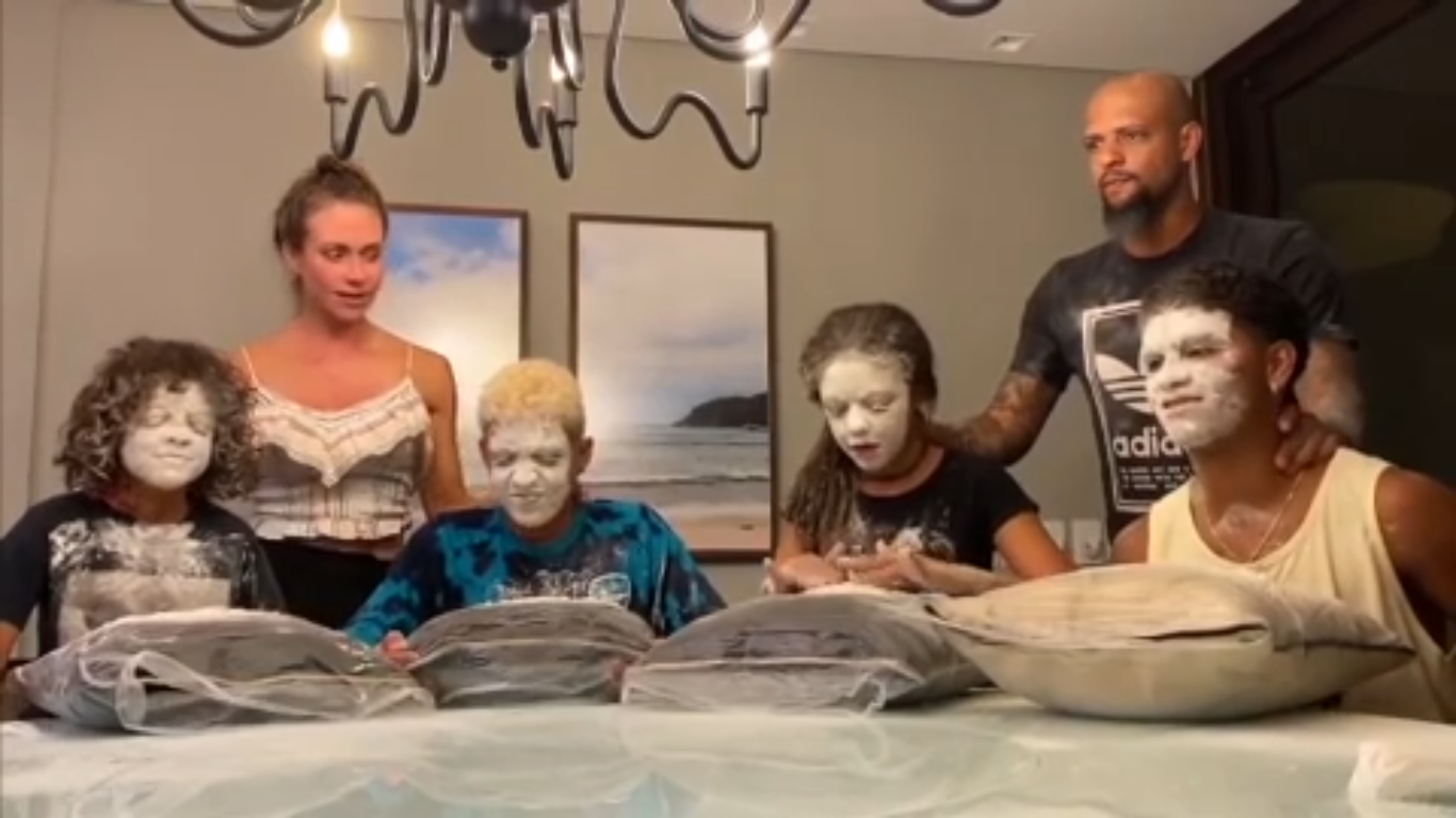 Com muita farinha! Felipe Melo não poupou os filhos na brincadeira. VEJA O VÍDEO!