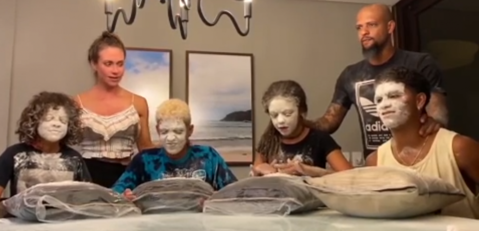 Felipe Melo fez Desafio da Farinha com os filhos