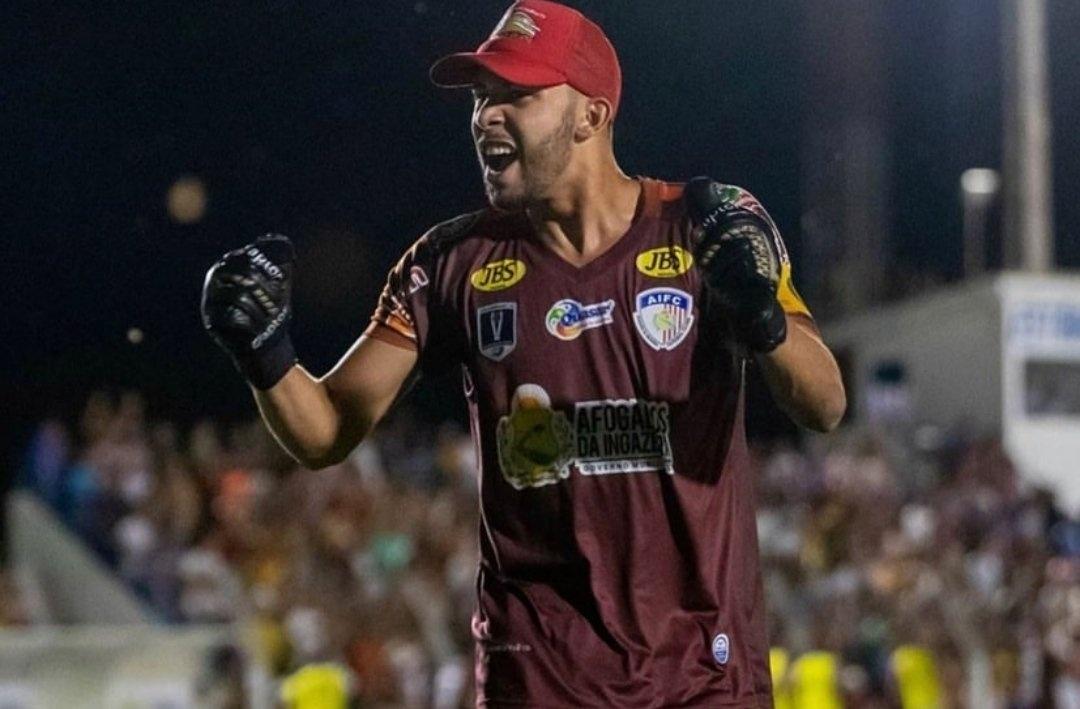 Goleiro de sensação da Copa do Brasil leiloa camisa de ídolo do Galo por alimentos