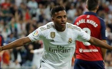 Embaixadinha e lançamento: Rodrygo joga bola com pai de um jeito diferente