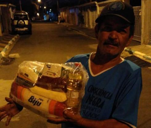 Chefe de cozinha de Malcom distribui mais 59 cestas básicas em Campinas