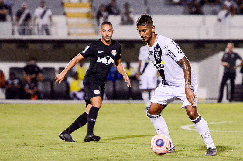 Volante da Ponte desconfia de reinício do Paulistão: ‘Não sei se vai ser possível’