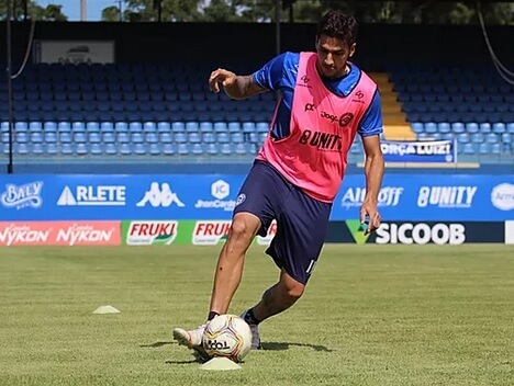 Zagueiro de rival catarinense encaminha acerto com o Criciúma