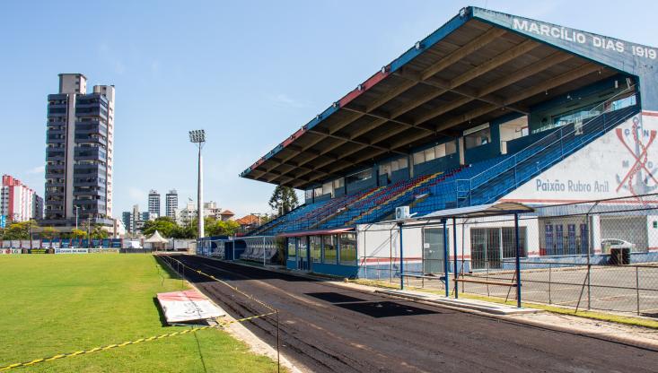 Marcílio Dias iniciou asfaltamento da pista do Estádio Dr. Hercílio Luz (Foto: Bruno Golembiewski/CNMD)