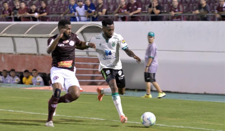 Emprestado pela Ferroviária, lateral se destaca com titularidade pelo América-MG