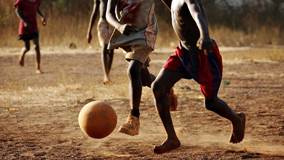 É melhor o estudante em sala de aula de que jogando bola na rua