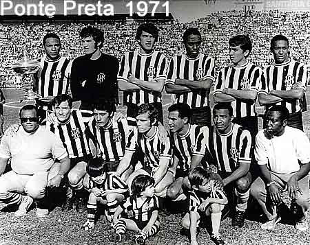 Adilson, último agachado, no lendário time da Ponte Preta nos anos 1970 