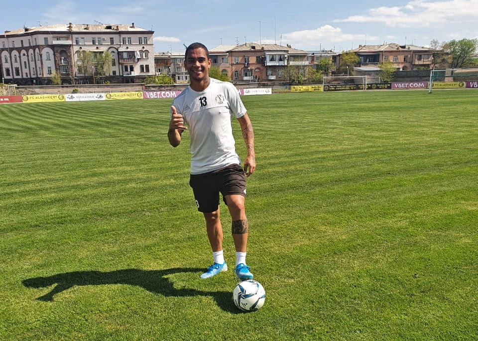 Ex-Cruzeiro e Vitória, lateral retorna aos treinamentos na Armênia