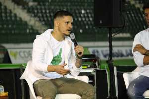 Crispim atrela 'fico' no Guarani a Thiago Carpini: 'Se não for 100%, foi 99%'