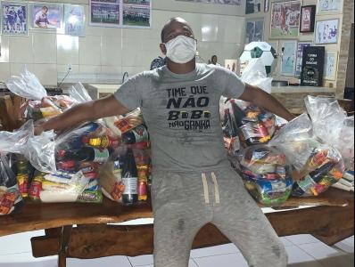 Campeão mundial faz doação debaixo de chuva em Alagoas e comove fãs e celebridades