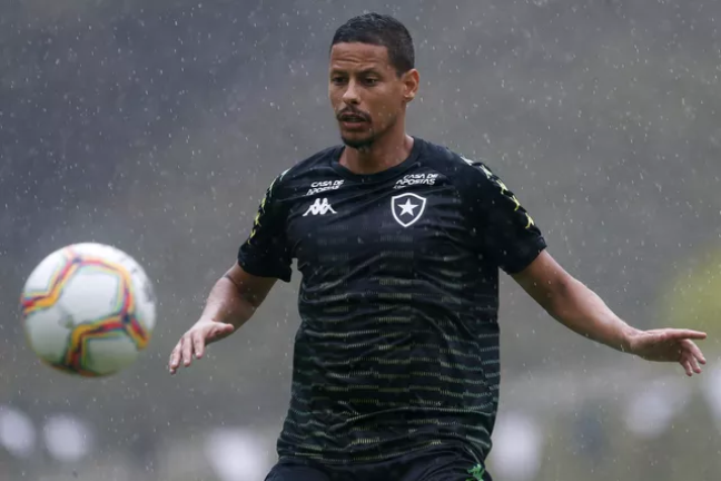 Carioca: Visado por dois clubes da Série B e C, volante deixa o Botafogo