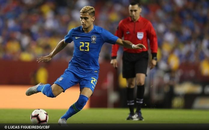 Presidente do Santos confia em acerto com meia do Manchester United no futuro