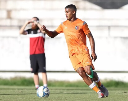 Durante pandemia, jogador do Santa Cruz ajuda família entregando comida