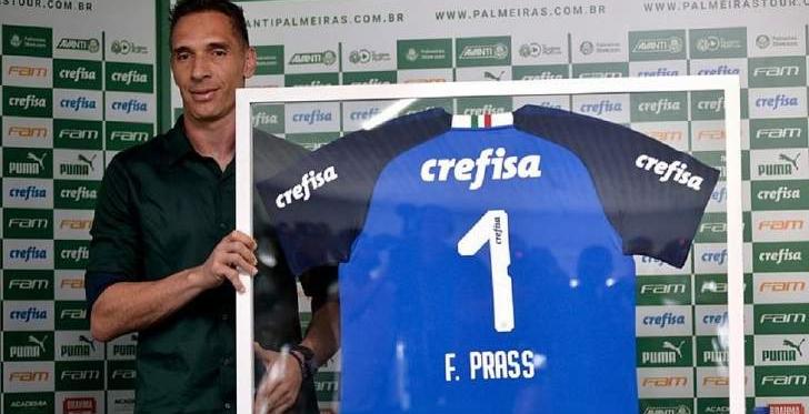 Ex-presidente do Palmeiras gasta R$ 20 mil em leilão de camisas de Prass