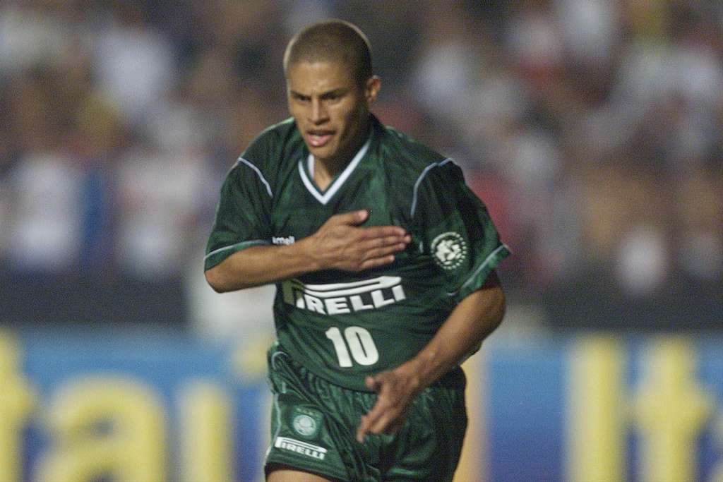 Alex está estudando para ser treinador de futebol