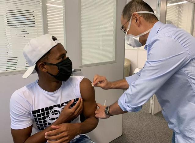 Clube do Brasileirão vacina atletas contra gripe e informa redução salarial