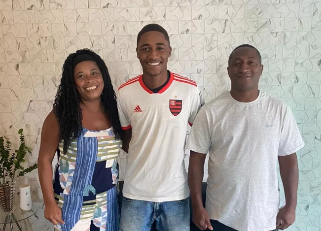 Pensando no futuro, Flamengo investe alto e contrata promessa de rival carioca