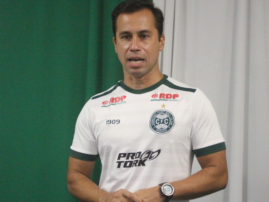 Jogadores do Coritiba treinam em casa com ‘rotina de academia’