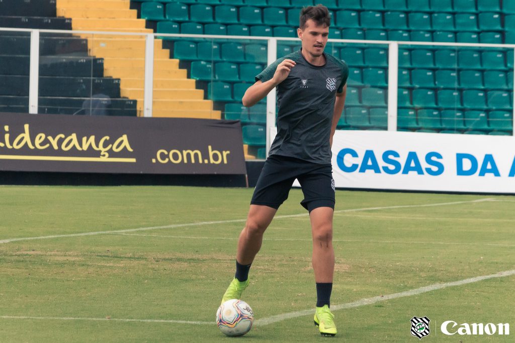 Em meio à crise, elenco do Figueirense assina redução salarial de 25%