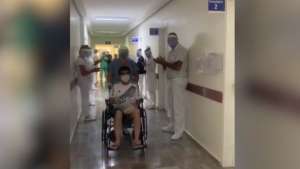 Recuperado do coronavírus, prefeito deixa hospital com a camisa da Ponte Preta