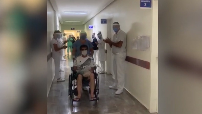 Recuperado do coronavírus, prefeito deixa hospital com a camisa da Ponte Preta