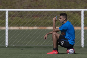 Em meio a pandemia, Corinthians renova com zagueiro revelação por quatro anos