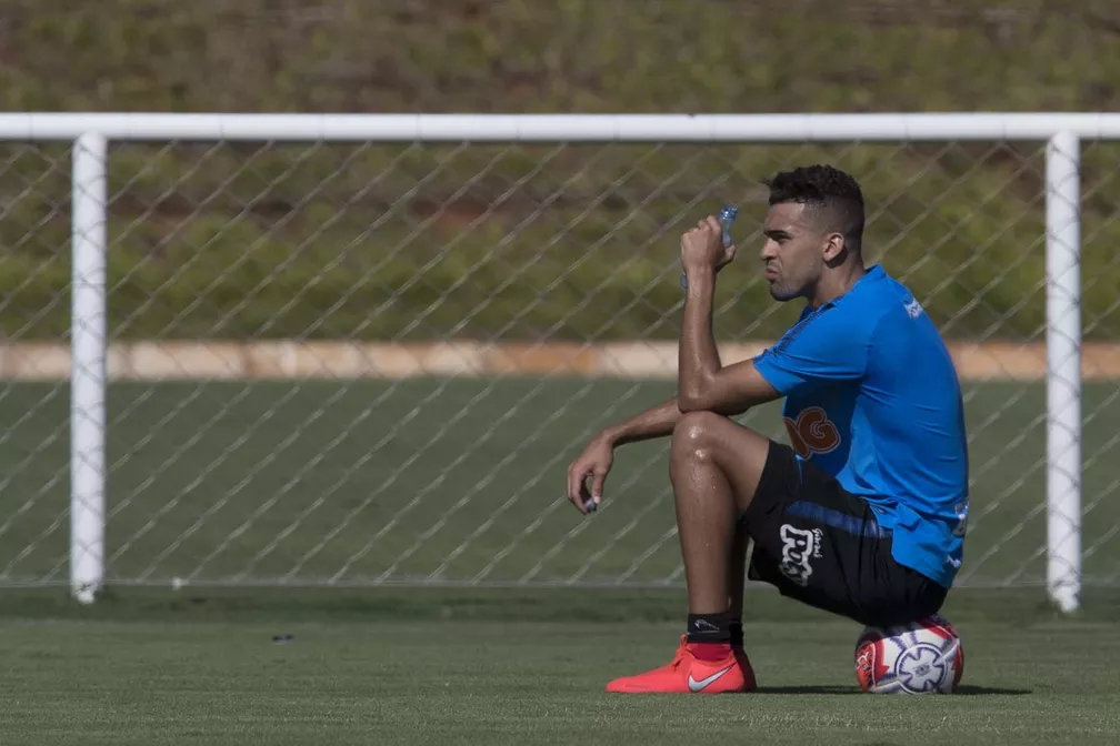 Em meio a pandemia, Corinthians renova com zagueiro revelação por quatro anos