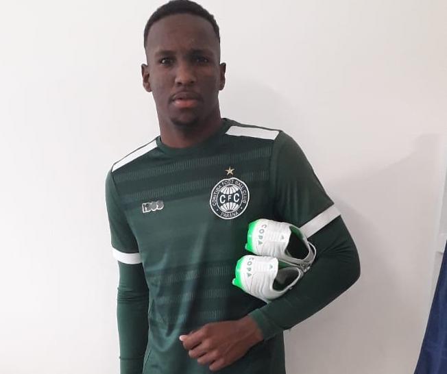 Emprestado pelo Juventude, atacante treina forte para ter espaço no Coritiba