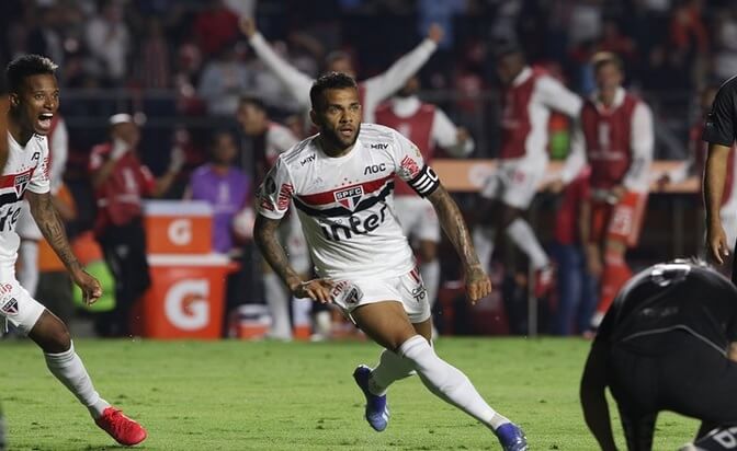 Maior campeão da história, Daniel Alves comemora aniversário fantasiado de macaco