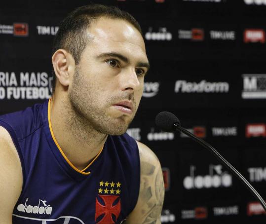 Com dívida de R$ 4 milhões, Vasco faz acordo e renova com meia até 2022