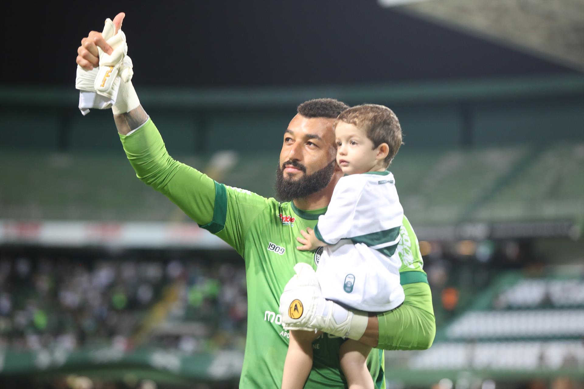 Destaque do Coritiba, Muralha prevê dificuldades para goleiros na volta aos jogos