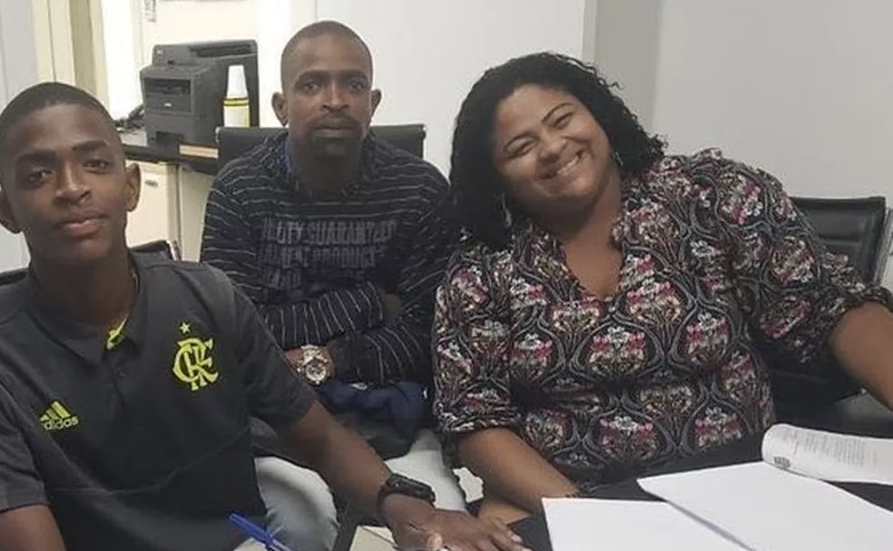 Luto! Mãe de destaque da base do Flamengo morre de Covid-19