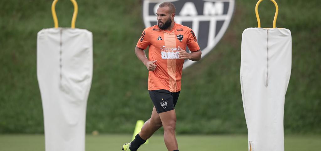 Volante do Atlético-MG intensifica treinos para se manter bem fisicamente