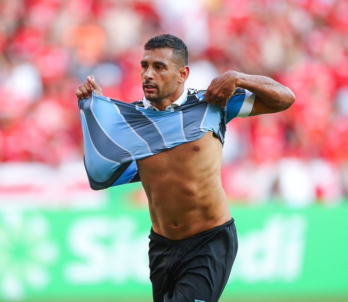 Atacante e mais dois funcionários do Grêmio testam positivo para covid-19