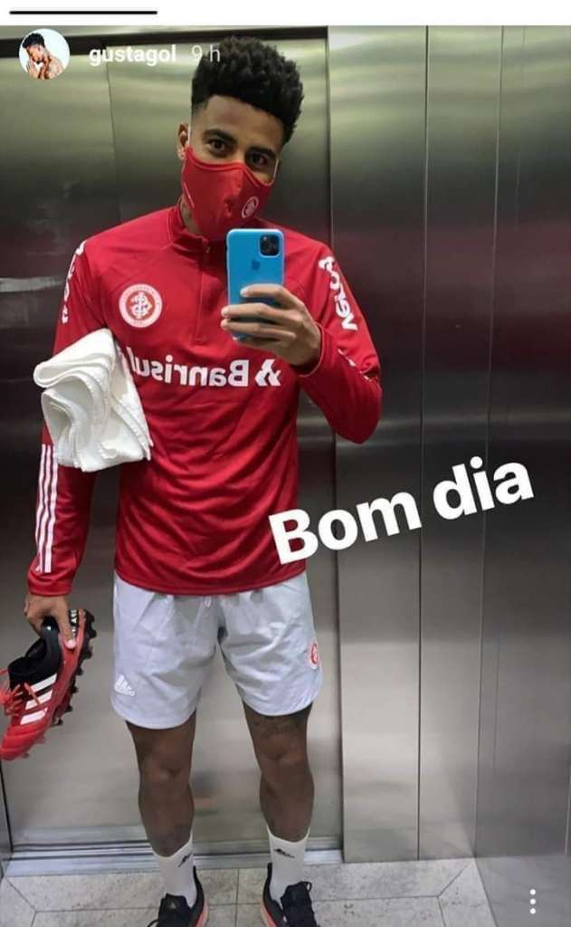 Gustagol postou uma selfie em que aparece com uma capinha de celular azul