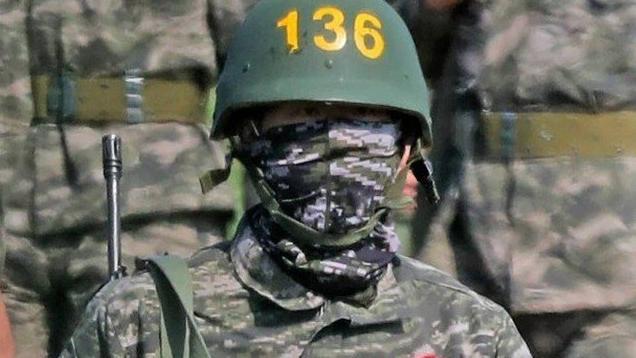 Fardado e com fuzil, atacante do Tottenham faz treinamento no exército da Coreia do Sul