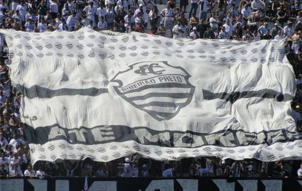 Torcida uniformizada do Comercial faz campanha para ajudar comunidade em Ribeirão Preto