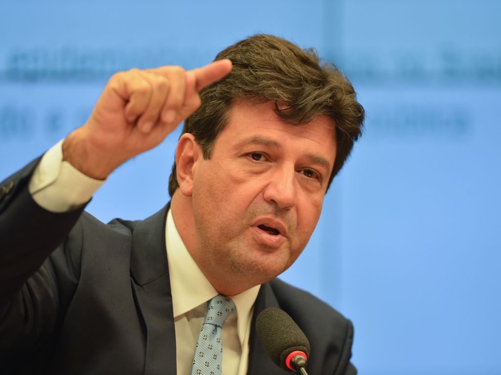 Ex-ministro da Saúde, Mandetta acha que é cedo para volta do futebol no Brasil