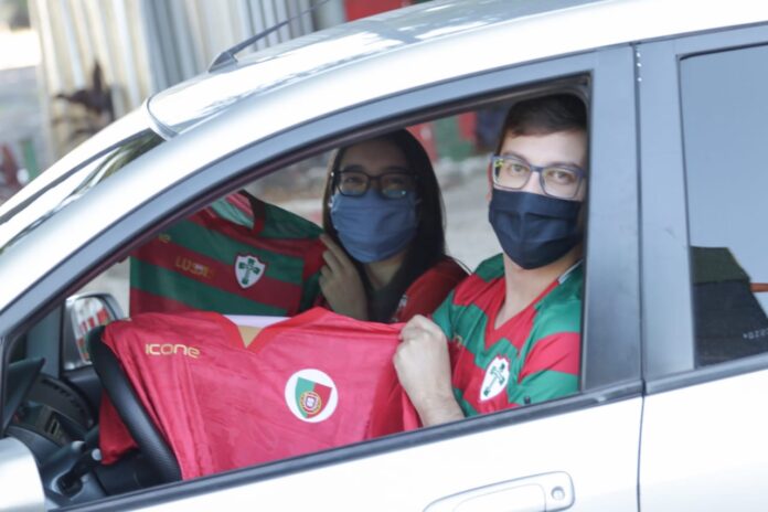 Torcida da Portuguesa esgota camisas e máscaras no Drive-Thru Solidário
