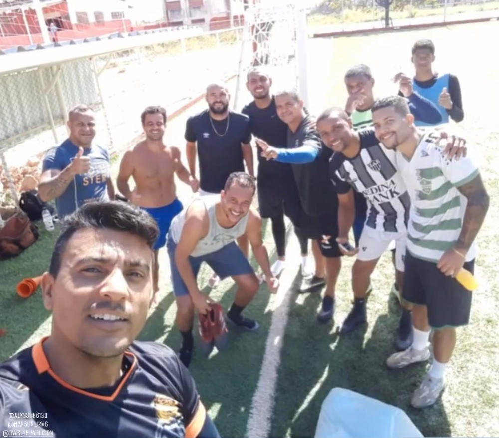 Em plena quarentena, dupla do Atlético-MG é flagrada disputando pelada com amigos