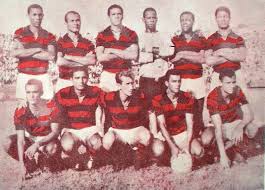 Mundinho, último em pé, em 1964