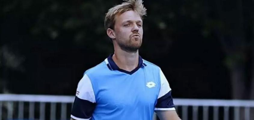 Campeão de duplas em Roland Garros trabalha em um supermercado