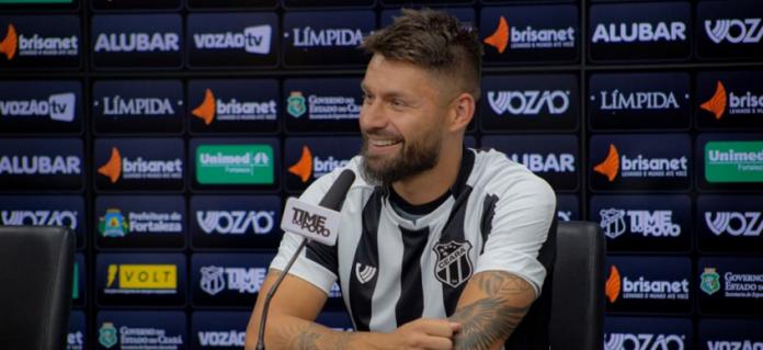 Rafael Sóbis, atacante do Ceará, mantém ritmo intenso em treinamento funcional