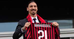 Ibrahimovic retorna à Itália, mas ficará em quarentena antes de retomar treinos