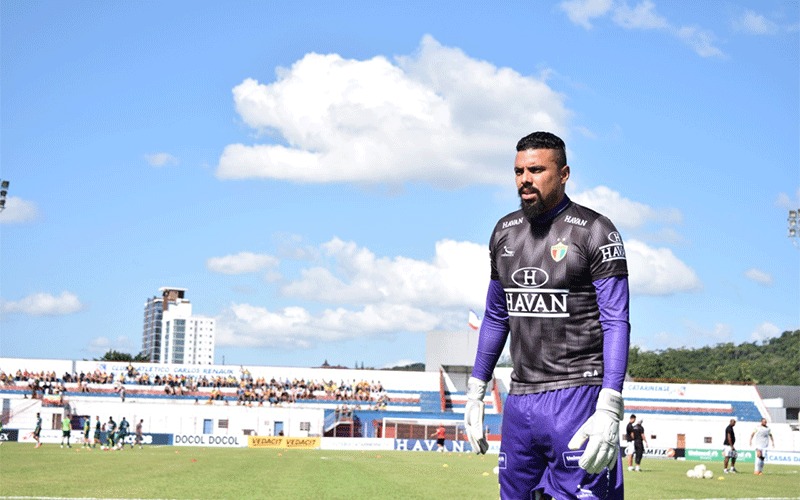 Catarinense: Renovação de goleiro do Brusque segue sem definição