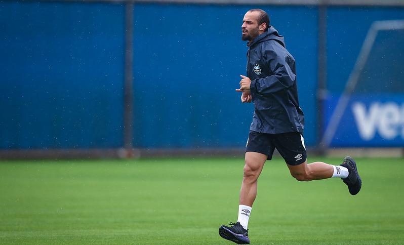Clube do Brasileirão volta a treinar sob chuva e até com “festa de aniversário”