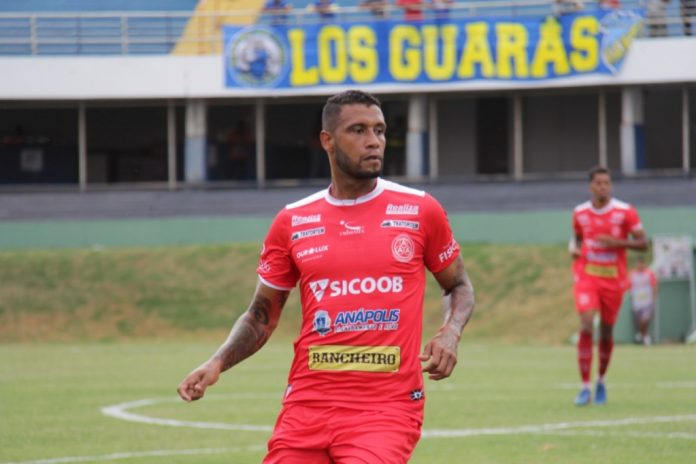 Meia ex-Palmeiras e Vasco vence time goiano na Justiça e pode ganhar ‘bolada’