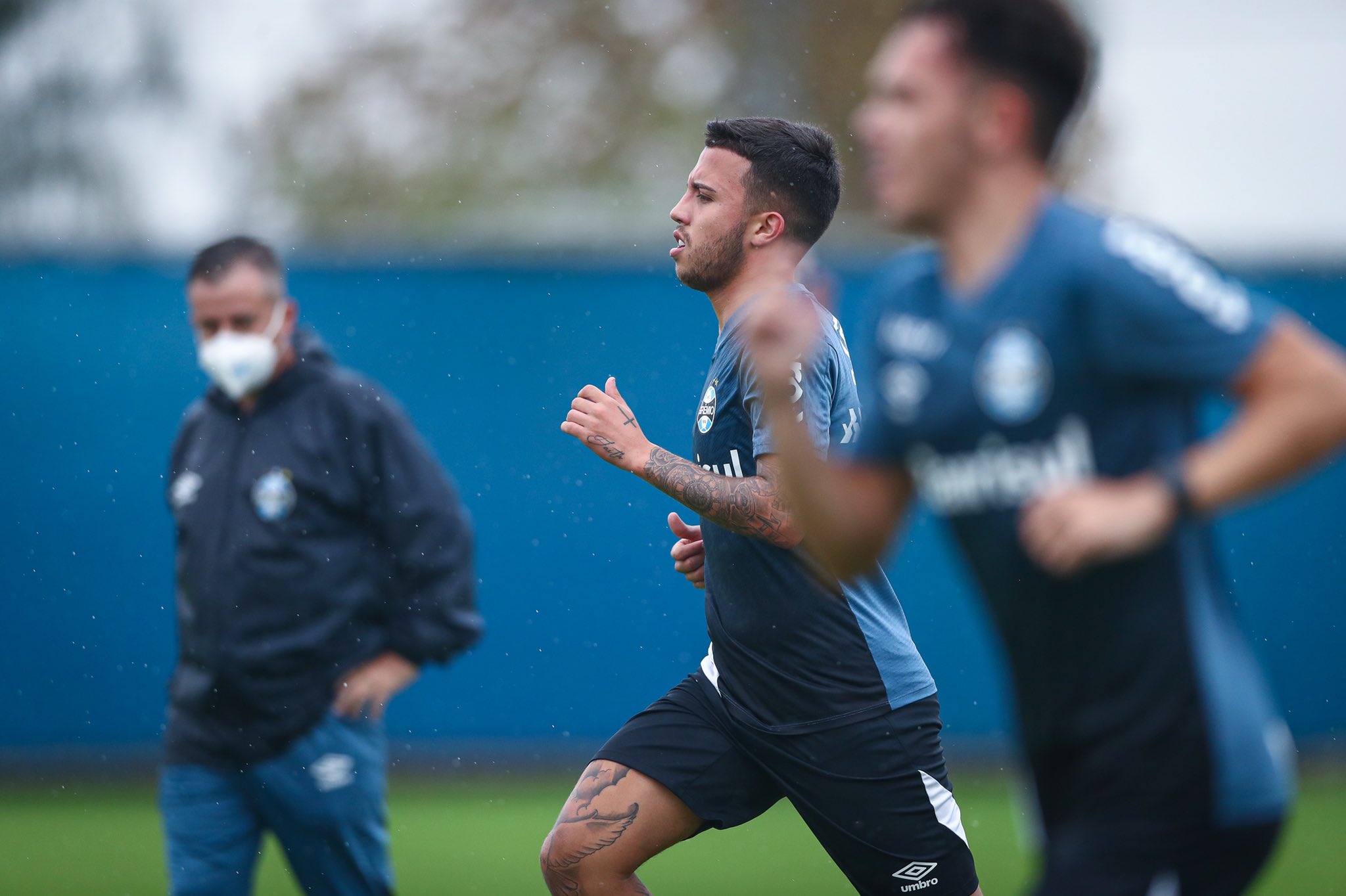 Parte do elenco do Grêmio faz os primeiros treinamentos de força após retorno