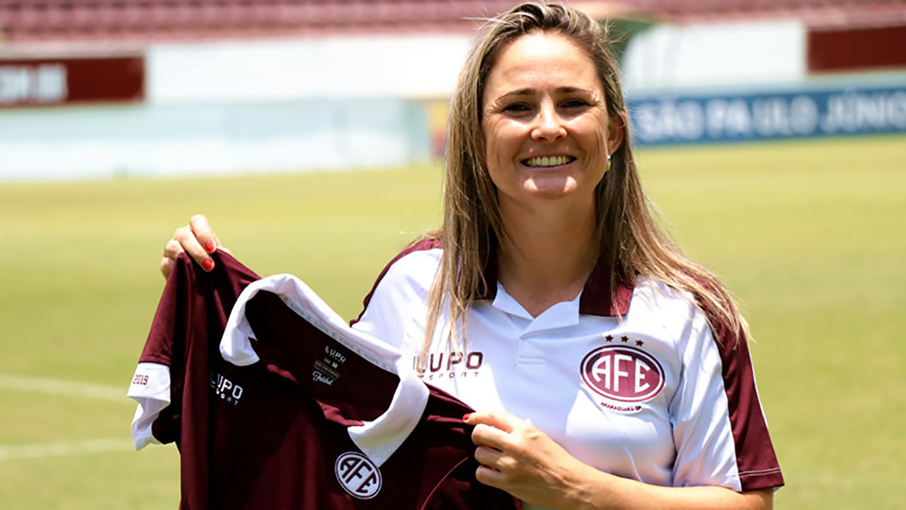 Técnica campeã nacional, Tatiele diz que futebol feminino precisará se reinventar