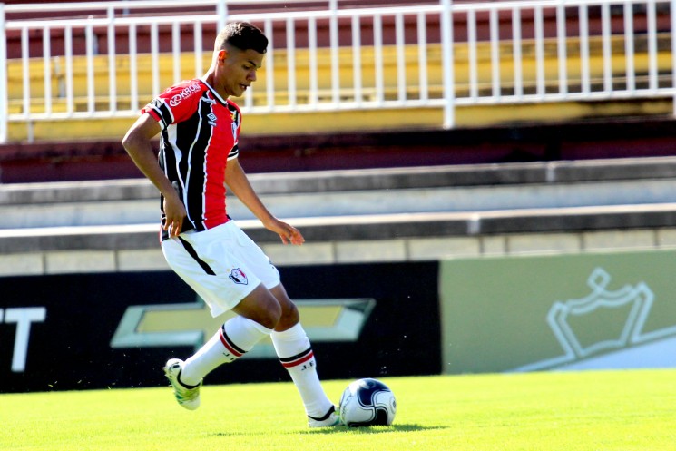 Time catarinense renova com dois jogadores e devolve zagueiro ao Corinthians